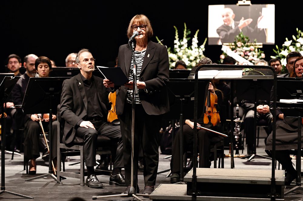 La Rectora Devés agradeció "su completa entrega a la Orquesta Sinfónica Nacional de Chile durante sus últimos seis años". 